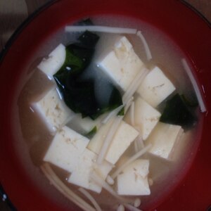 豆腐とわかめとえのきの味噌汁